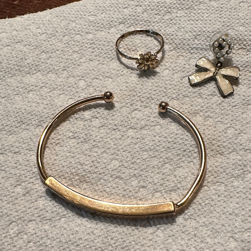 Elegant Gold Bracelet, Ring, and Earrings Set - Picture 5 of 13